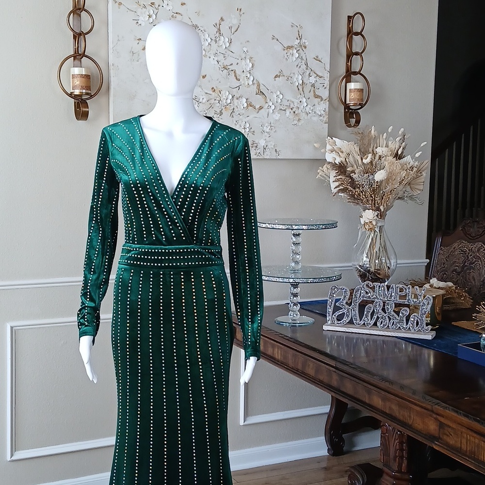 Windsor Elegant Emerald Green Beaded  V-Neck Long Sleeve Evening Gown. Size S - Picture 5 of 17